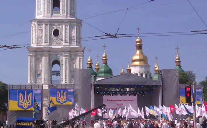 В центре Киева собираются сторонники оппозиции и регионалов: фото