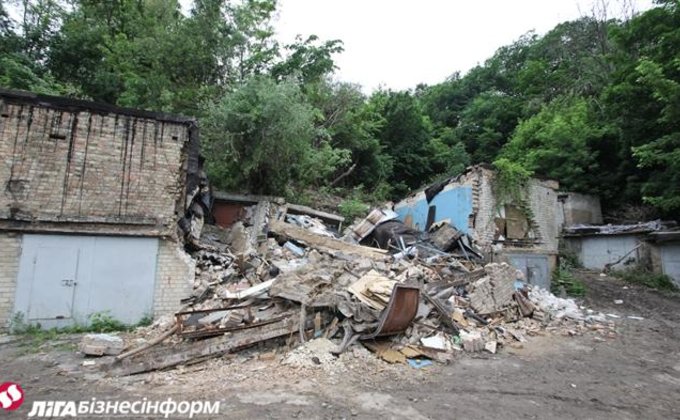 Крупный оползень на Подоле в Киеве разрушил гаражи