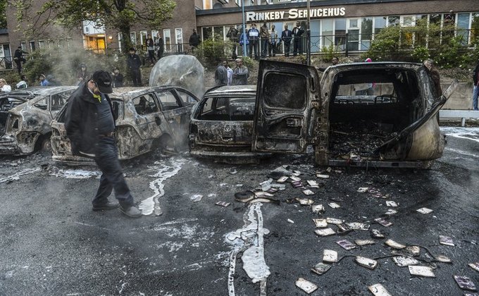 В Стокгольме пятый день жгут автомобили, полиция не справляется
