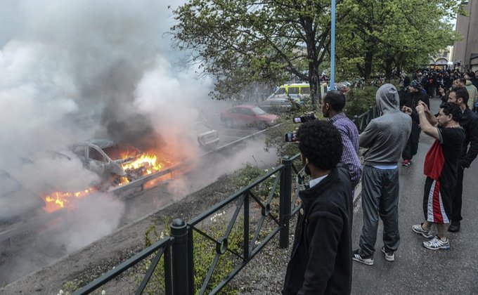 В Стокгольме пятый день жгут автомобили, полиция не справляется