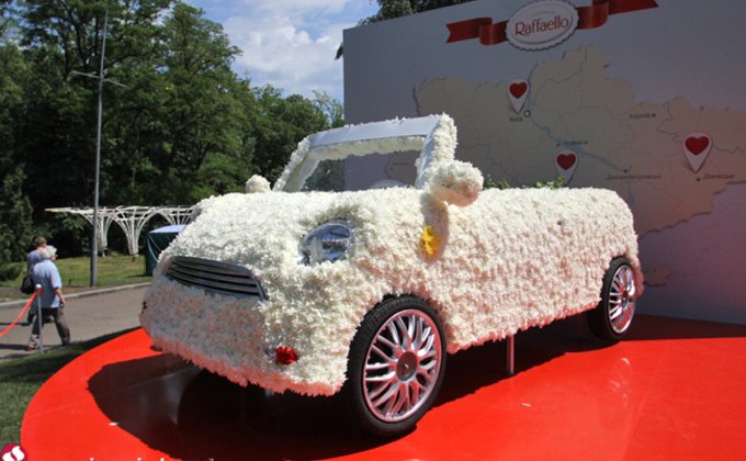 В Киеве открылась выставка автомобилей из цветов