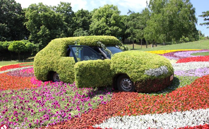 В Киеве открылась выставка автомобилей из цветов