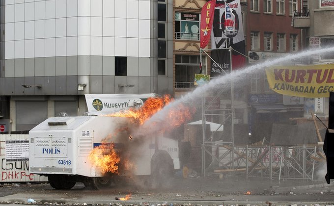 Новые волнения в Турции: коктейли Молотова и горящие демонстранты