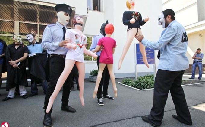 В Киеве работникам МВД подарили резиновые куклы для взрослых 