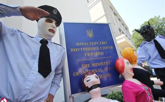 В Киеве работникам МВД подарили резиновые куклы для взрослых 