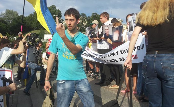 Акция против милицейского произвола: на Майдане ставят палатки