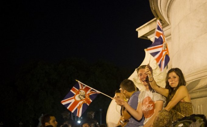 Британия празднует рождение нового наследника престола: фото