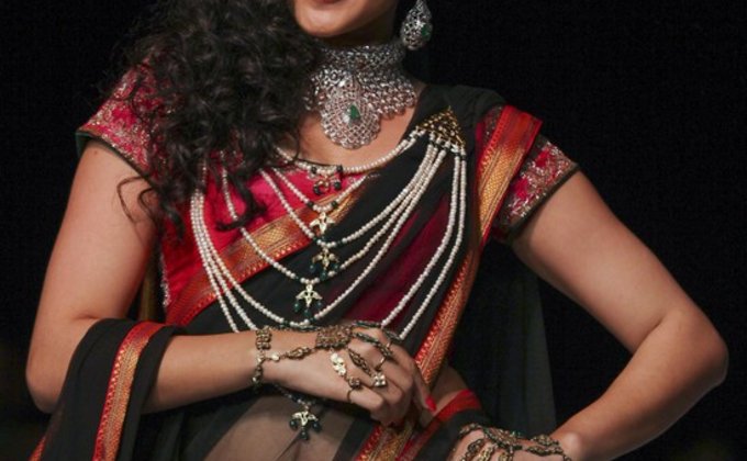 Восточная роскошь: в Индии проходит ювелирная неделя моды