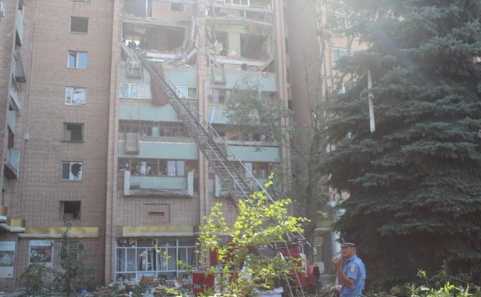 Спасатели разбирают завалы на месте взрыва в Луганске: фото