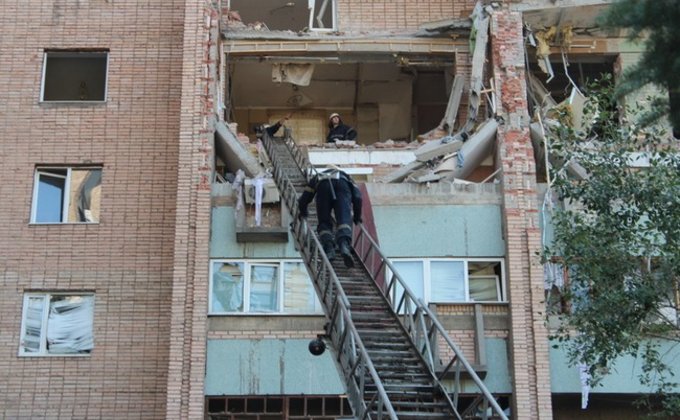 Спасатели разбирают завалы на месте взрыва в Луганске: фото