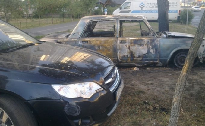 В Киеве подожгли припаркованный на газоне автомобиль 