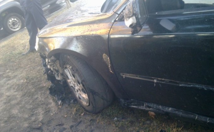 В Киеве подожгли припаркованный на газоне автомобиль 