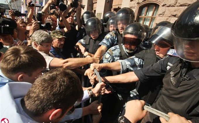 Как оппозиция Киевсовет штурмовала: фоторепортаж