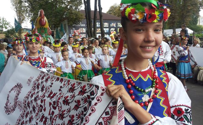 В Киеве прошел праздничный парад вышиванок
