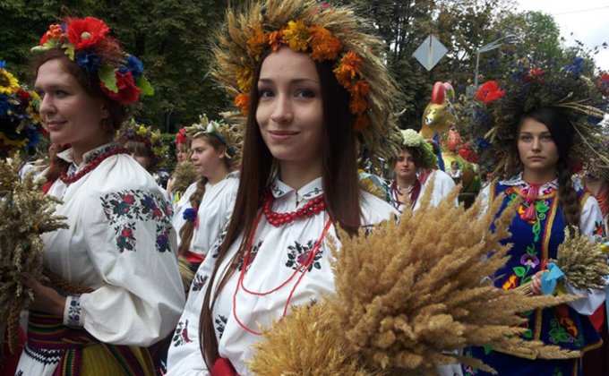 В Киеве прошел праздничный парад вышиванок