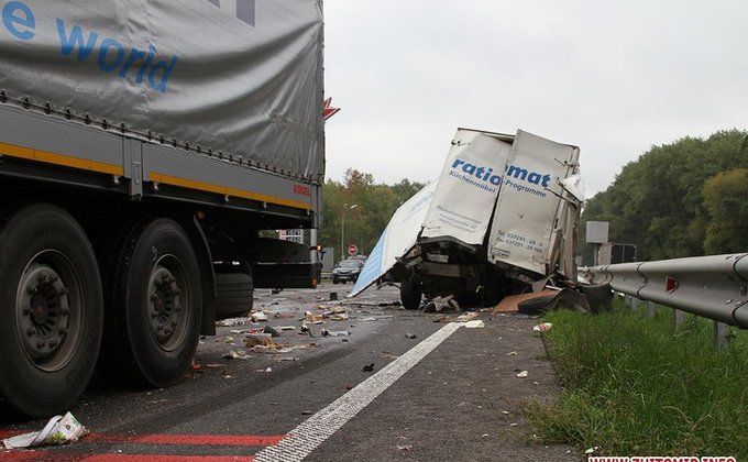 На трассе Киев-Чоп столкнулись грузовики: дорога усыпана тортами