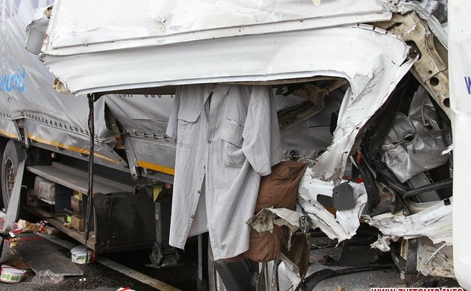 На трассе Киев-Чоп столкнулись грузовики: дорога усыпана тортами