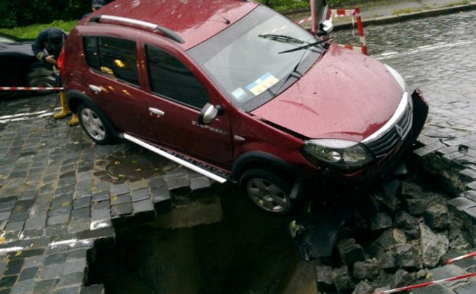 В Киеве машина едва не провалилась в яму на дороге: фото  