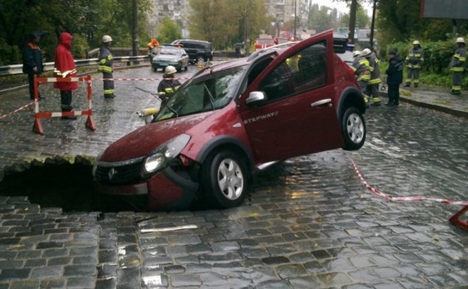 В Киеве машина едва не провалилась в яму на дороге: фото  