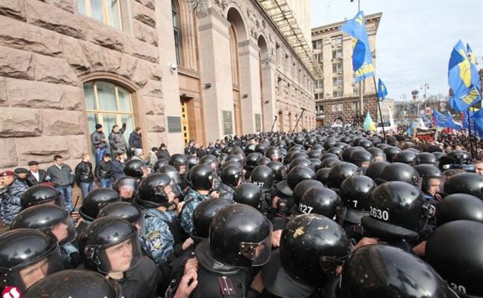 Побоище возле Киевсовета: милиционеров выносили на руках