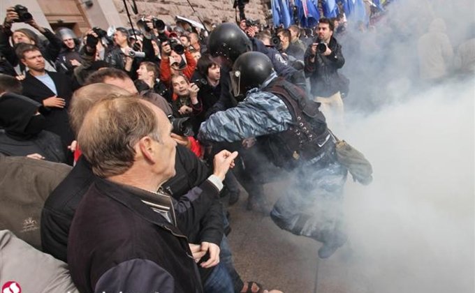 Побоище возле Киевсовета: милиционеров выносили на руках