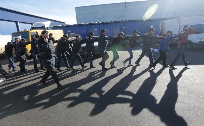 Полиция Москвы ставит мигрантов лицом к забору и водит цепочкой