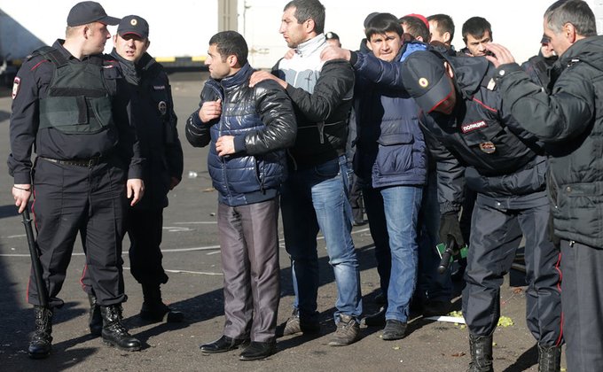 Полиция Москвы ставит мигрантов лицом к забору и водит цепочкой