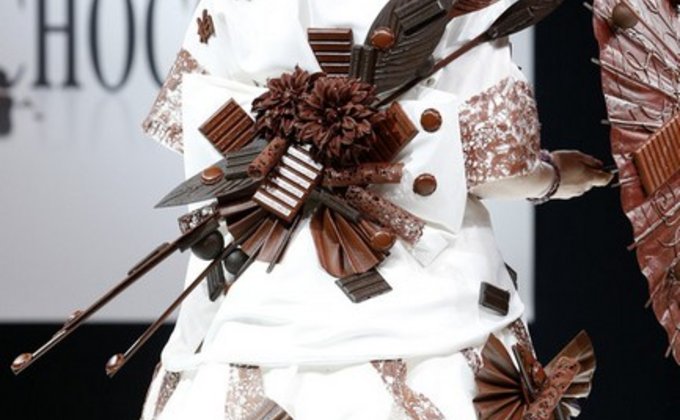 Сладкое дефиле: в Париже представили одежду из шоколада 