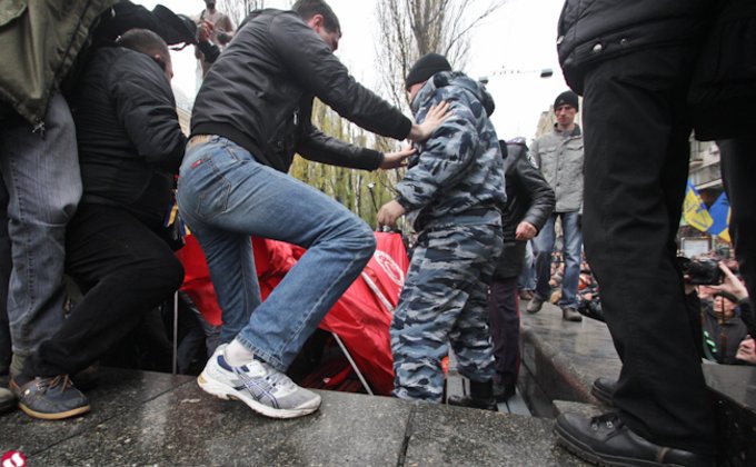 Возле памятника Ленину на Бессарабке снесли палатку КПУ: фото