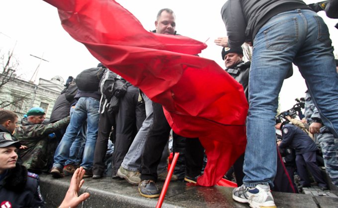 Возле памятника Ленину на Бессарабке снесли палатку КПУ: фото