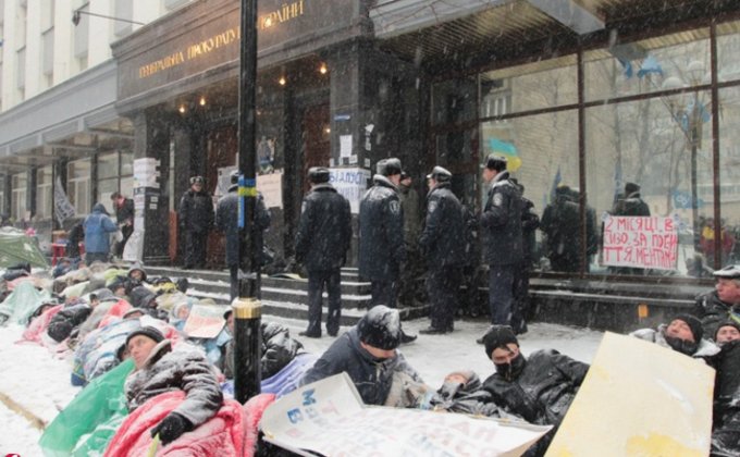 Возле Генпрокуратуры лежачий пикет, несмотря на запрет суда: фото