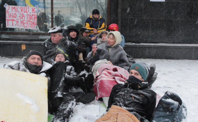 Возле Генпрокуратуры лежачий пикет, несмотря на запрет суда: фото