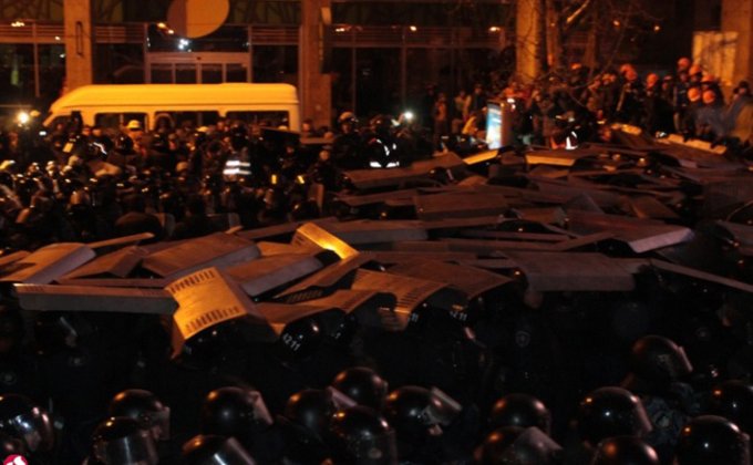 Ночной штурм Евромайдана: фоторепортаж