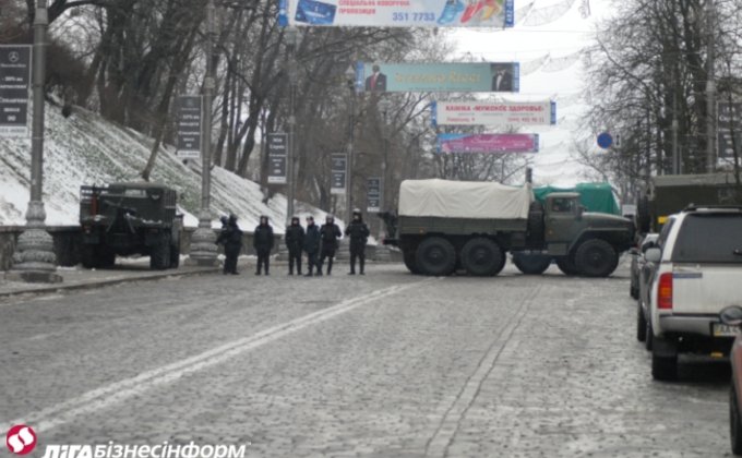 Центр Киева контролируют силовики и МЧС: фоторепортаж