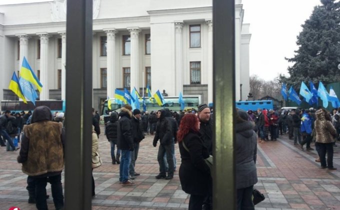 Активисты Майдана пришли в гости на антимайдан: фото