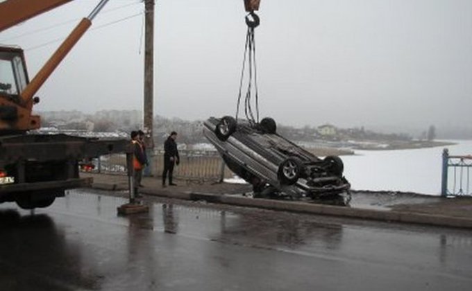 В Кривом Роге BMW слетела с моста, погибли трое детей: фото