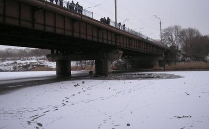 В Кривом Роге BMW слетела с моста, погибли трое детей: фото