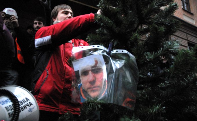 Активисты принесли к офису компании Клюева "кровавую елку": фото