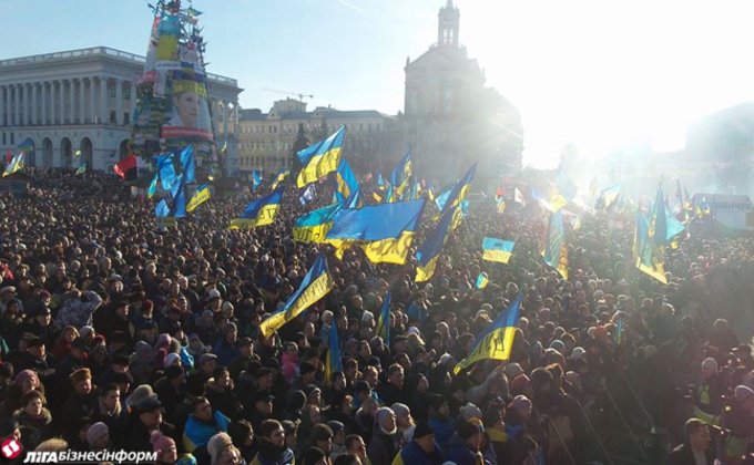 32-й день протестов в Киеве: фото с Майдана и антимайдана