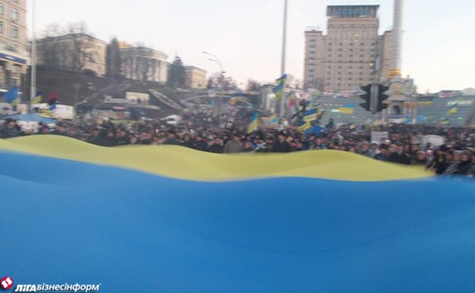 32-й день протестов в Киеве: фото с Майдана и антимайдана