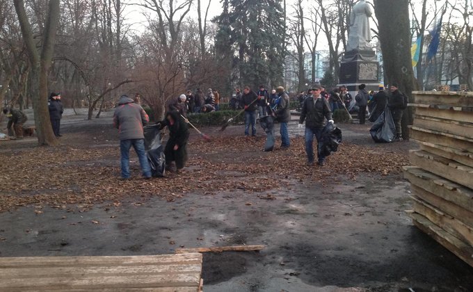 Участники Майдана убрали мусор в Мариинском парке. Фоторепортаж