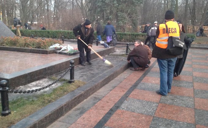 Участники Майдана убрали мусор в Мариинском парке. Фоторепортаж