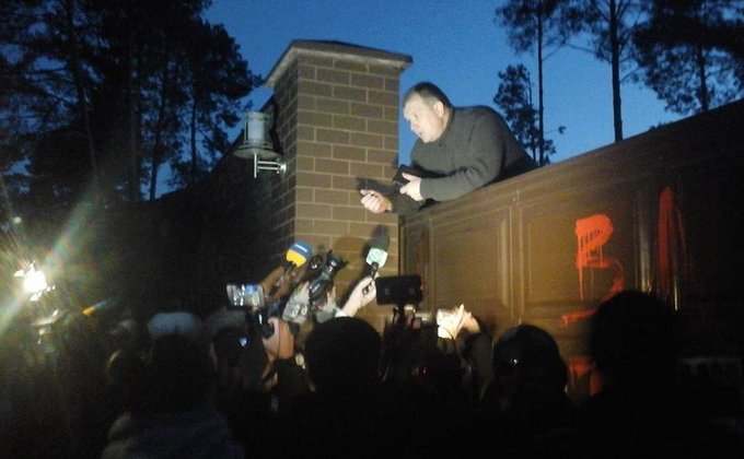 Майдановцы пикетируют особняк, якобы принадлежащий главе МВД