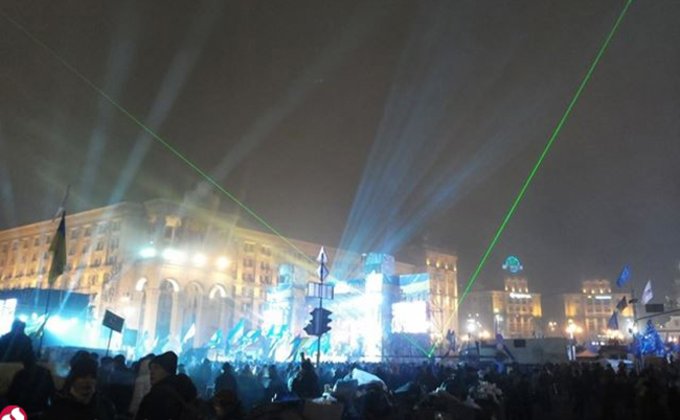 На Майдане собрались десятки тысяч человек. Введен сухой закон