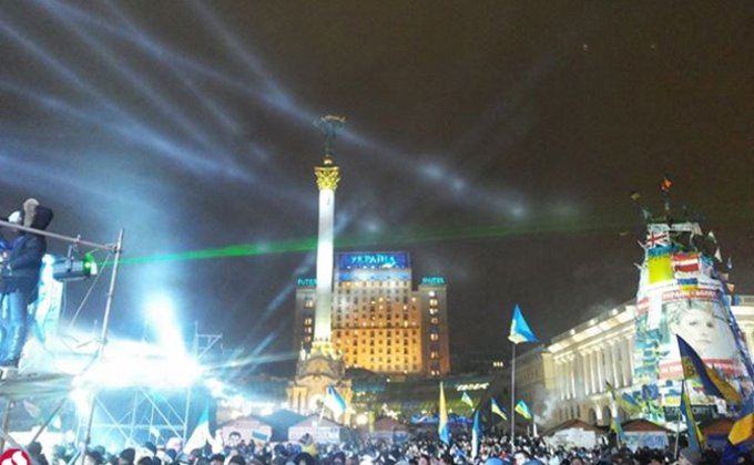 На Майдане собрались десятки тысяч человек. Введен сухой закон