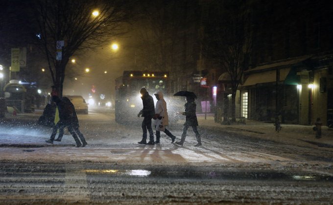Снежная буря в США, людей призывают не выходить на улицу: фото 