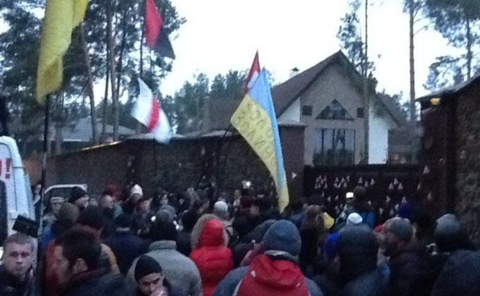 Автомайдан пикетировал особняк министра Захарченко: фоторепортаж