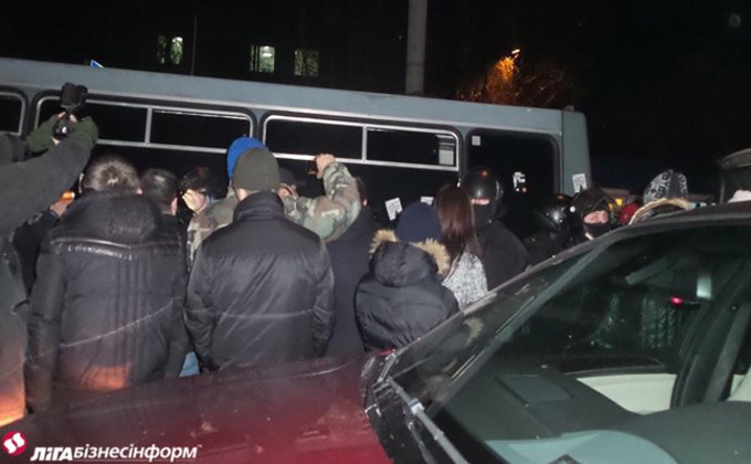 Ночное блокирование автобусов с "Беркутом" в Киеве: фоторепортаж
