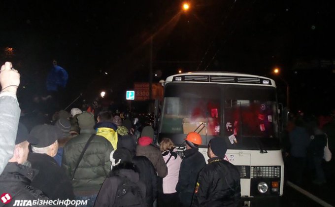 Ночное блокирование автобусов с "Беркутом" в Киеве: фоторепортаж