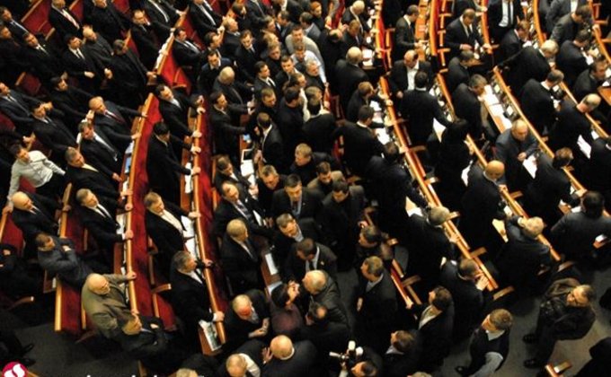 Заседание Рады: бюджет за три минуты, драка и голосование руками